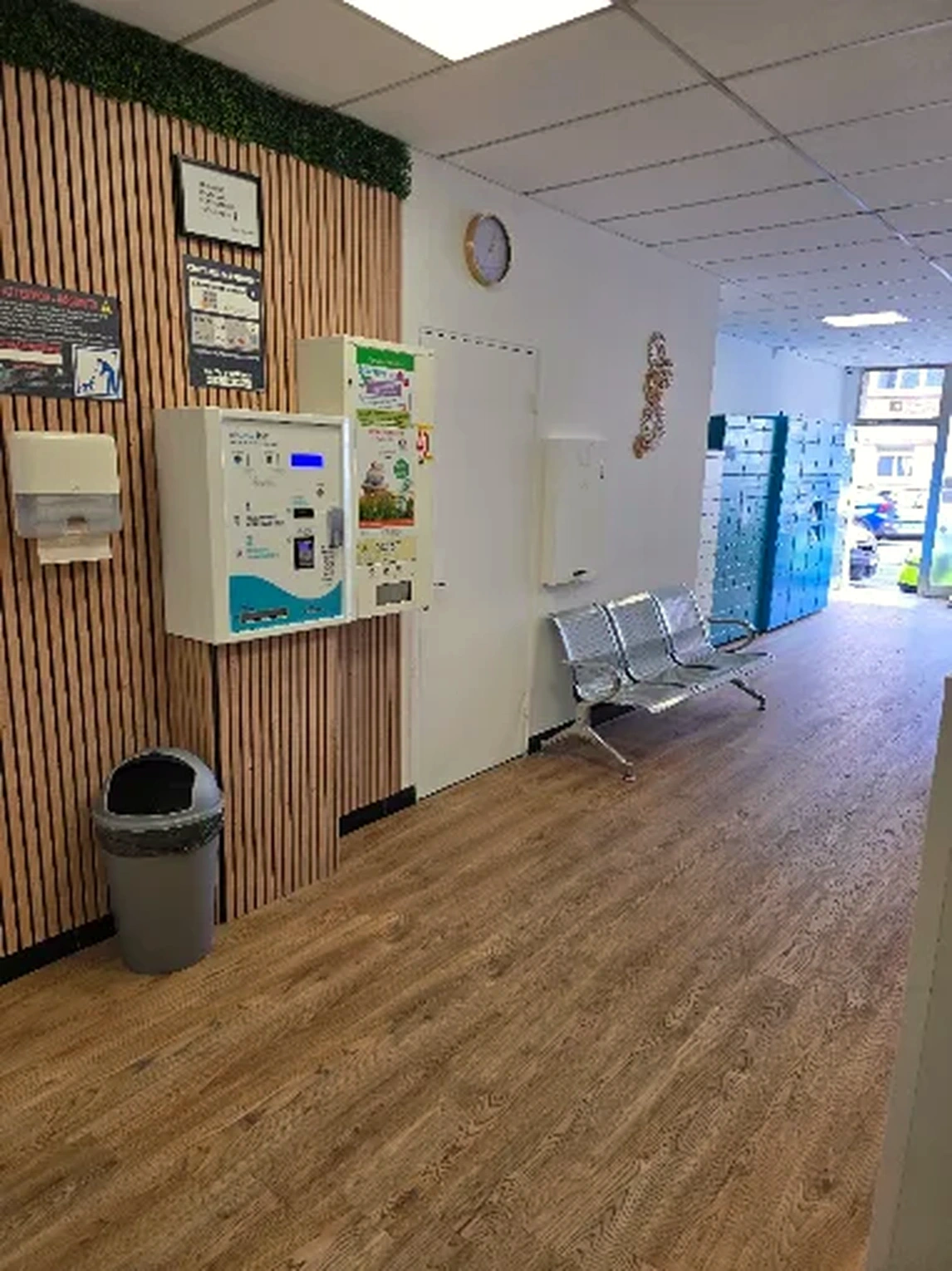 Zone de paiement et assises à la laverie NAMY Liévin